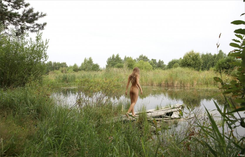 Жена на речке