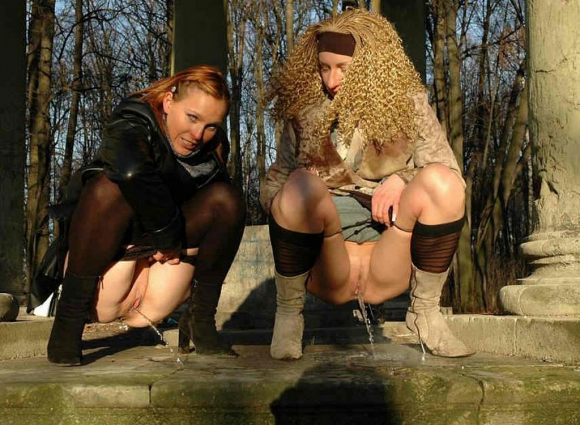 Писсинг красивых девушек