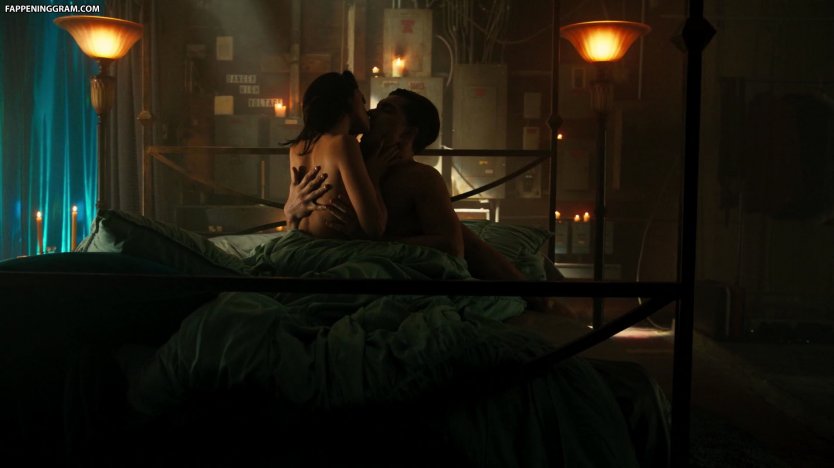 Eiza Gonzalez постельная сцена