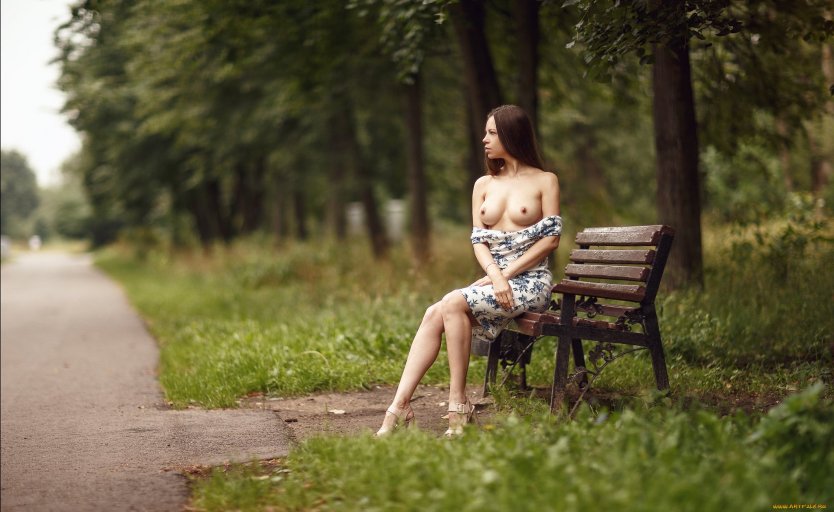 Прогулка по парку голышом