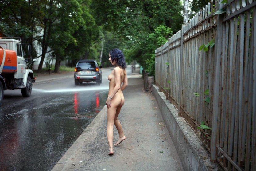 Красивые девушки на улице ню
