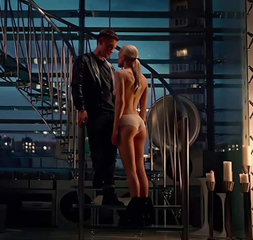 Алена Михайлова раздевают