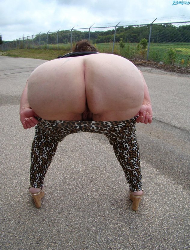 Пиздатые голые granny в позе