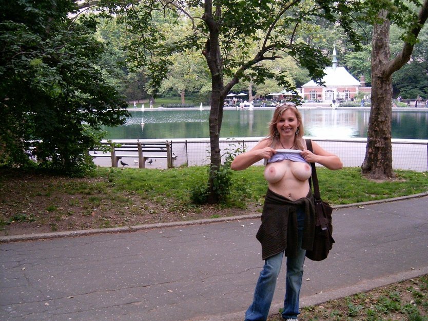 Большие груди на публике