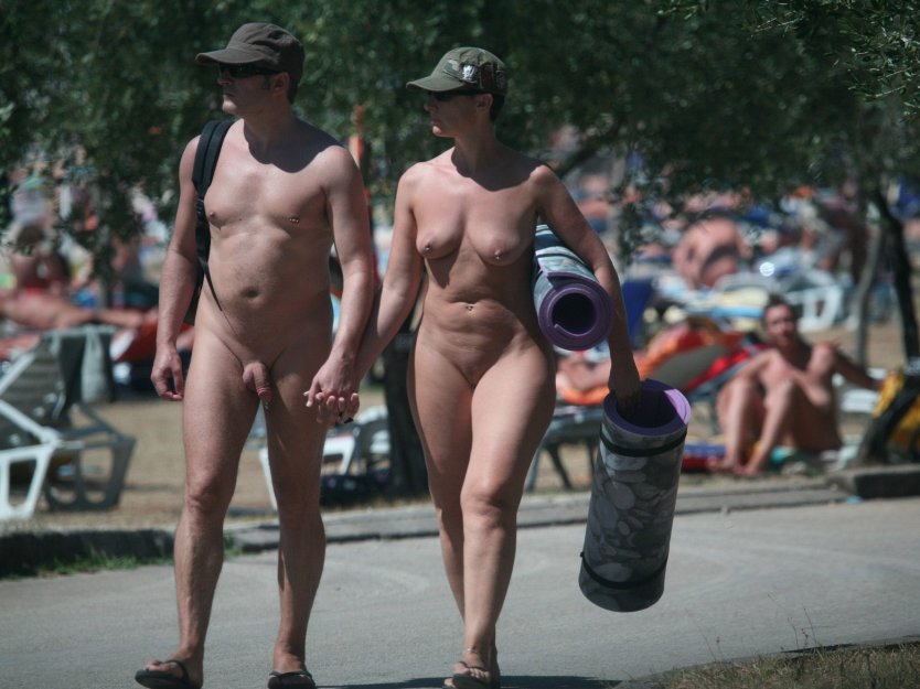 Голые в нудистском городе