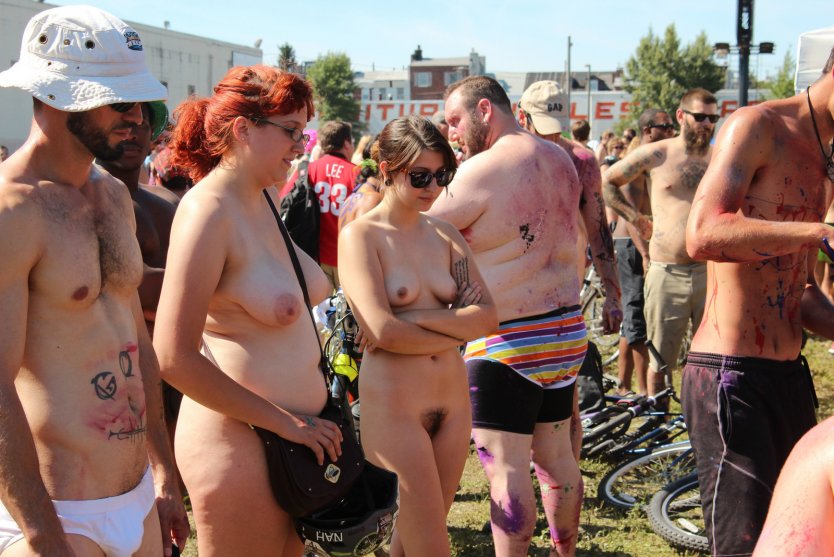 Голые женщины на фестивале