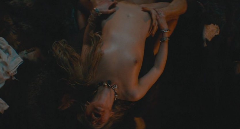 Александра Бортич в фильме Викинг постельные сцены