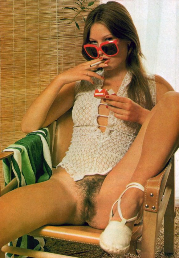 Жена в ретро сорочке ню