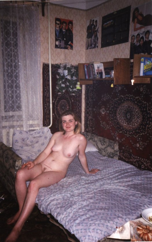 Голая пожилая у колодца фото