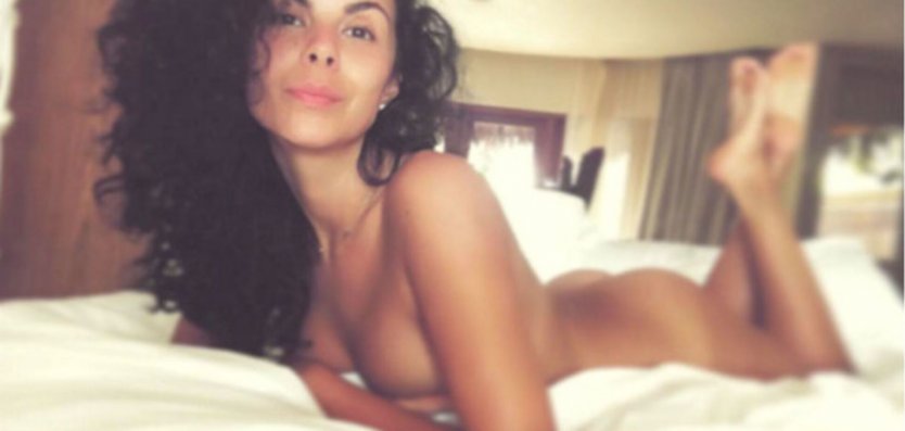 Настя Каменских засветила грудь