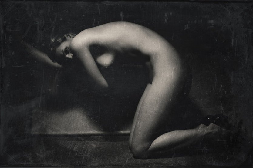 Голая красотка лежит на спине