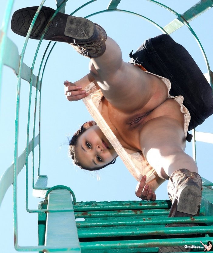 Под юбкой без трусов на лестнице