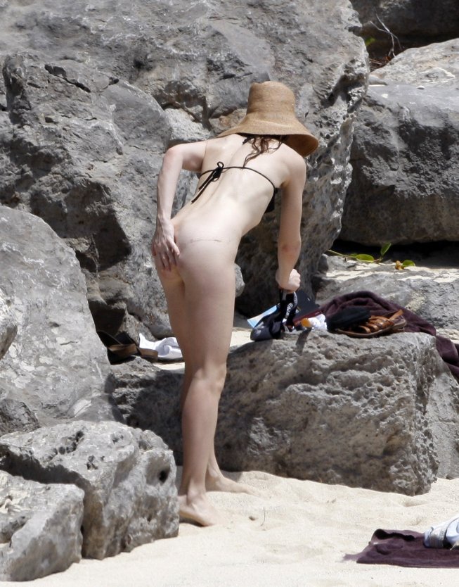 Шарлотта Генсбур на пляже