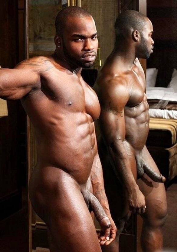 Голый негр сидит с огромным членом