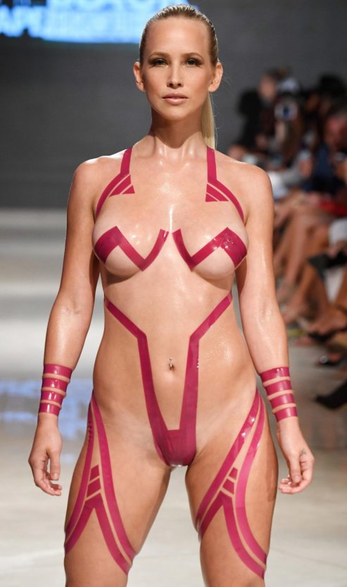 Джоэл Альварес купальники показ