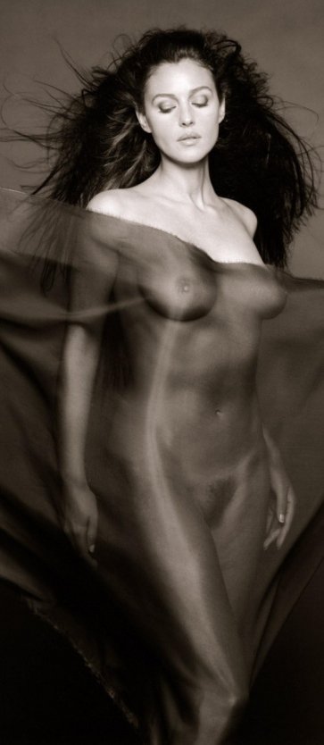 Моника Белуччи грудь голая