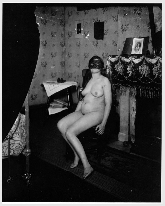 Голые женщины в публичном доме