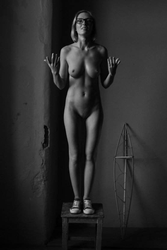 Девушка и большой мужчина ню