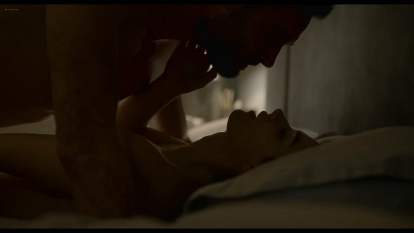 Ив Хьюсон голая грудь попа