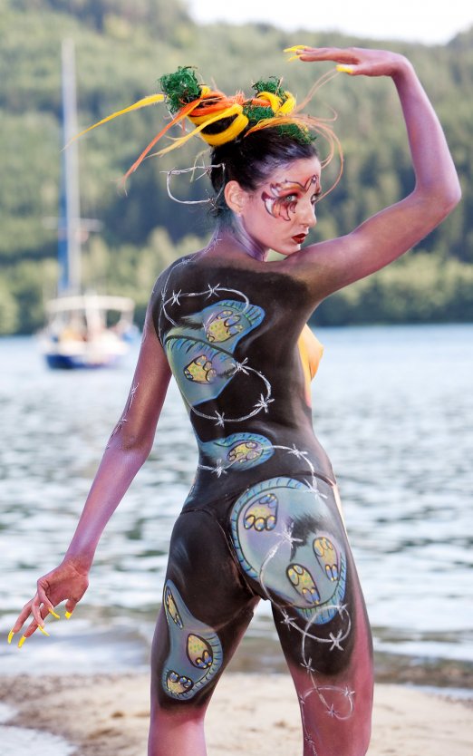 Боди арт на нудистком пляже