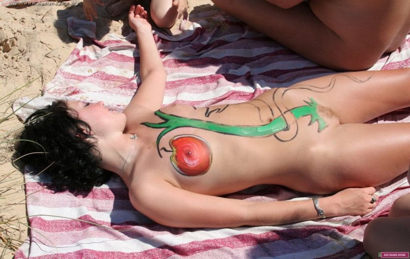 Молодая голая на гавайском пляже