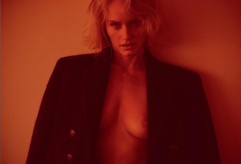 Голая без макияжа Эмбер Валлетта