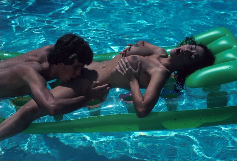 Девушки и юноши в бассейне голышом