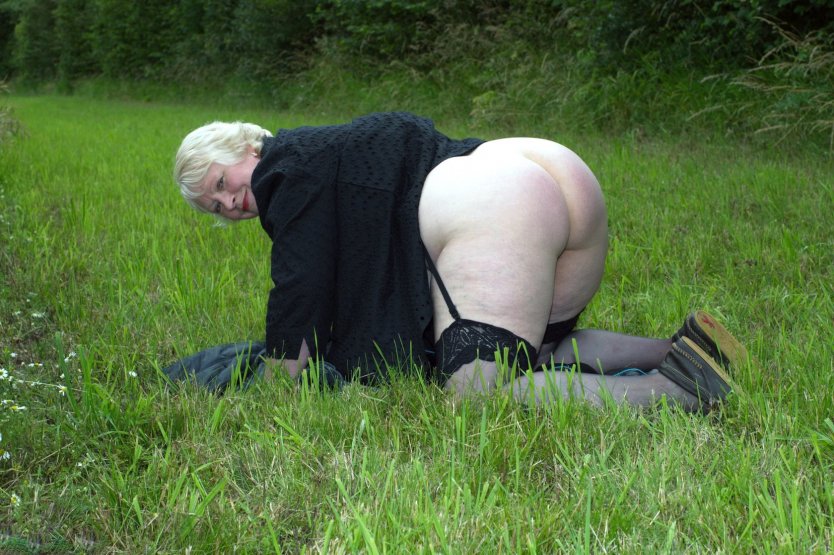 Голые старушки на природе