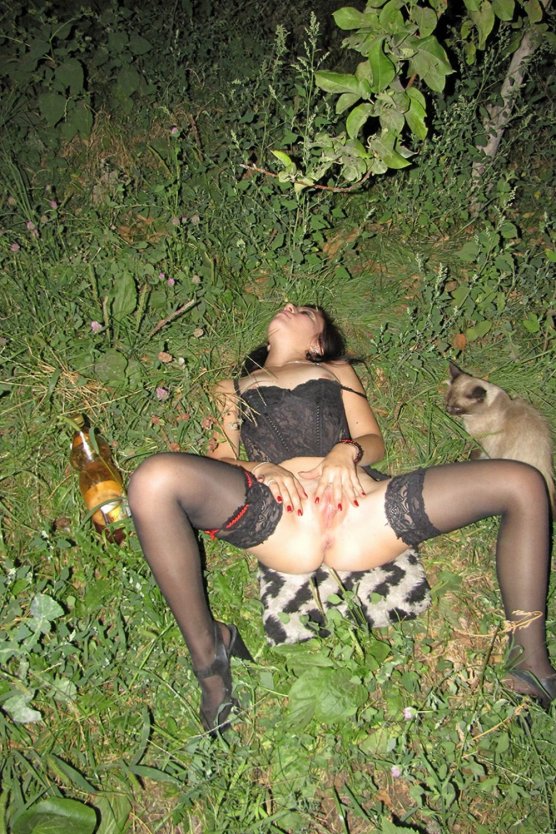 Пьяные голые женщины в лесу
