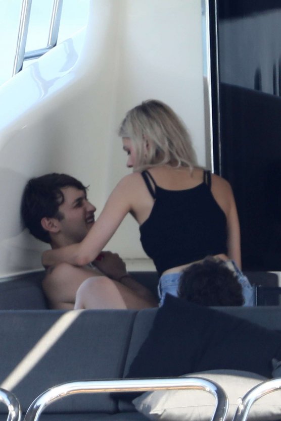 Никола Пельтц горячие