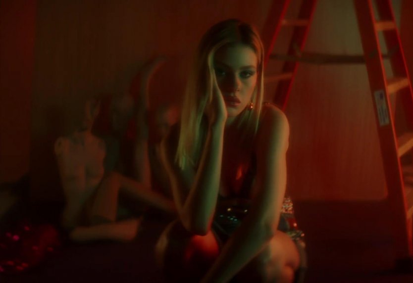 Никола Пельтц горячая сцена