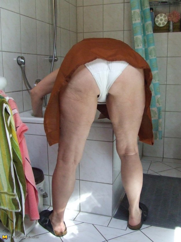 Пожилые в трусиках и без