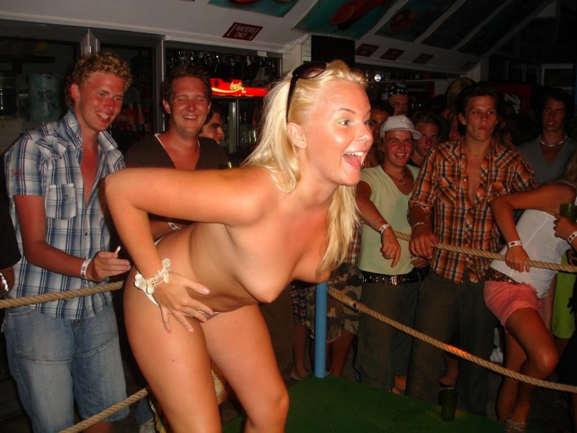 Голые пьяные девки на вечеринке