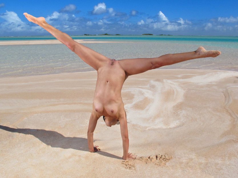 Little Caprice голая гимнастка