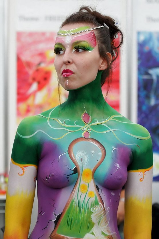 Бодиарт на женской промежности