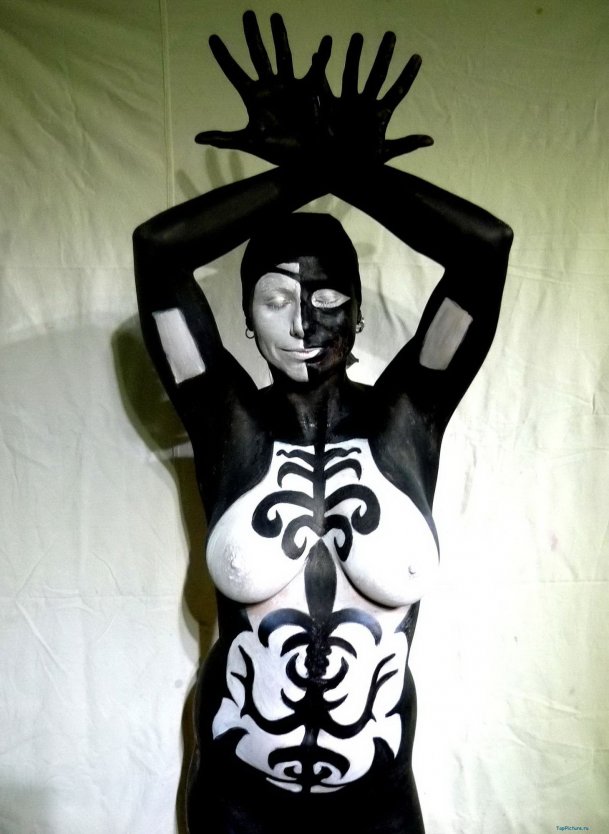 Голые женщины разрисованные красками