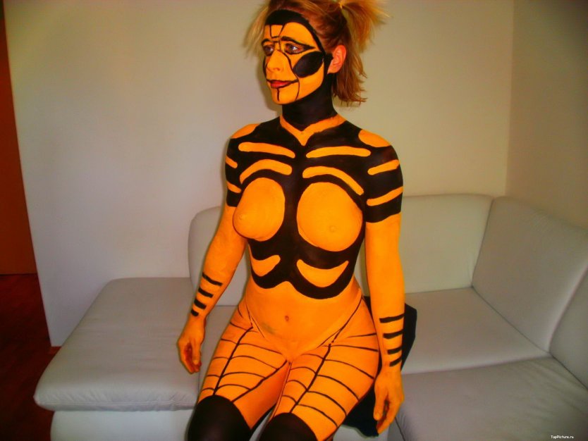 Бодиарт на женских гениталиях