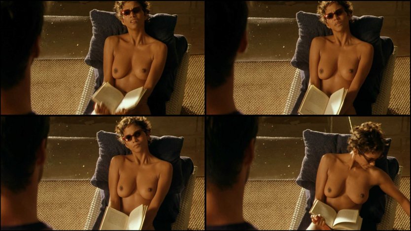 Холли Берри грудь