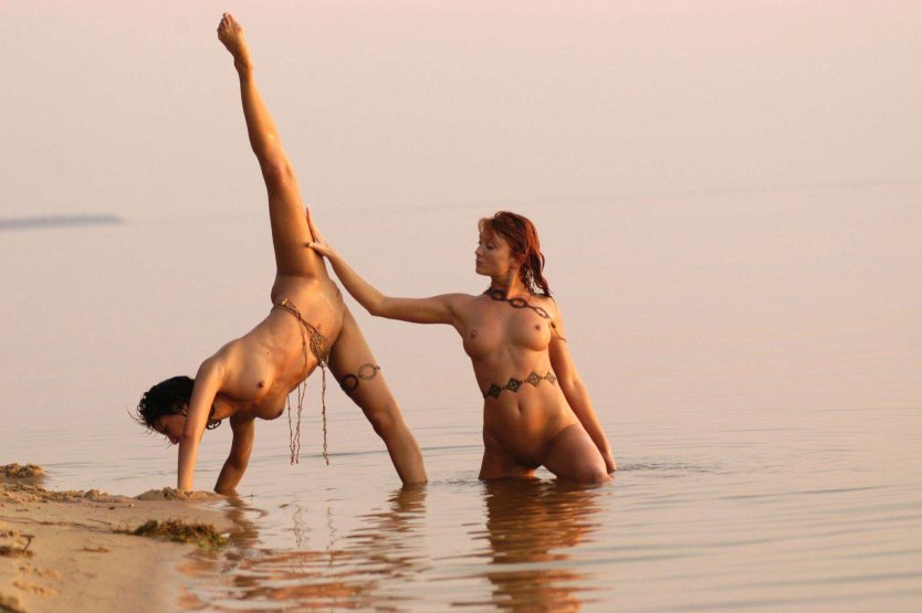 Голое плавание в бассейне