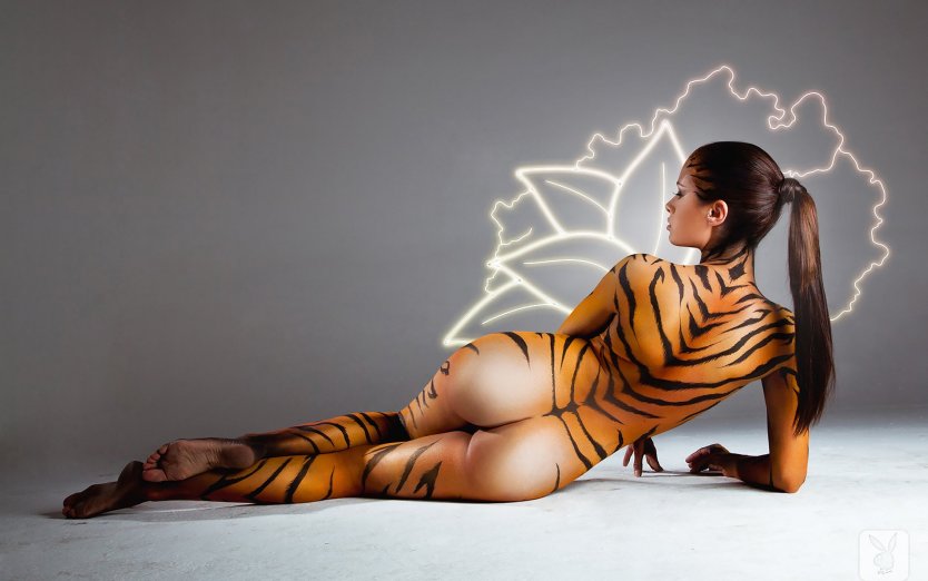 Эротическая девушка в краске