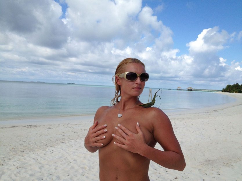 Вагина в шпагате крупным планом