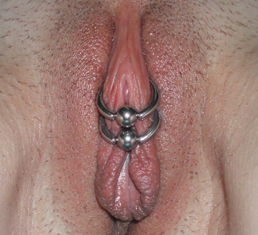 Большая вагина с пирсингом