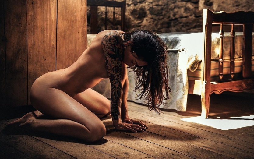 Фотосессия ню за столом