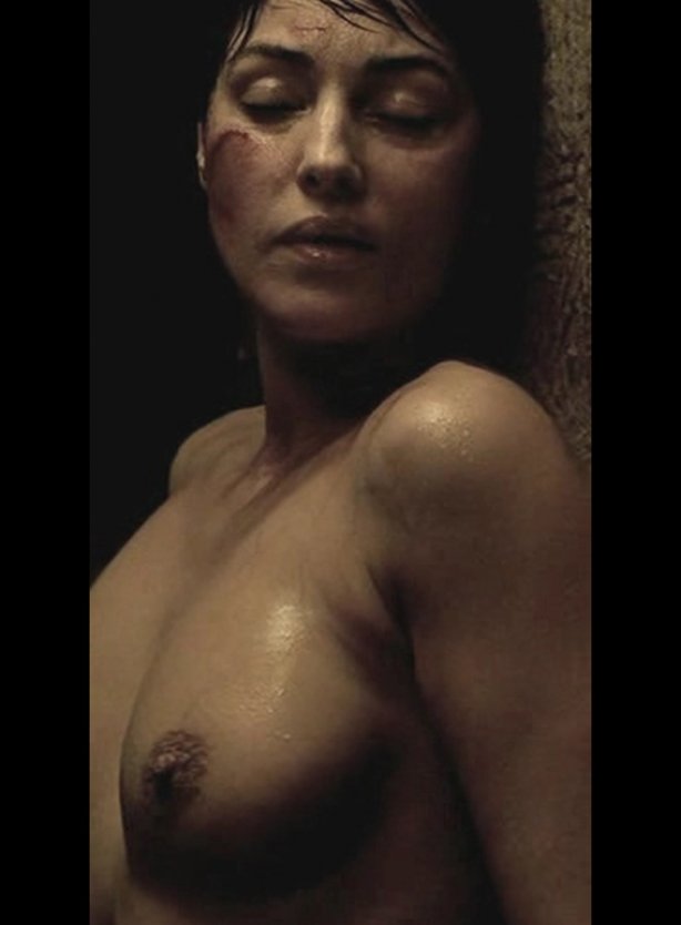 Моника Белуччи без одежда