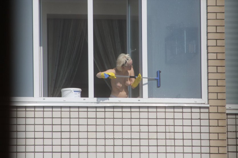 Голые девушки, моющие окна