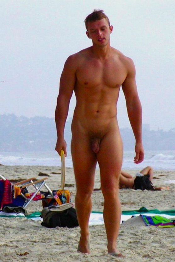 Красивые голые мужчины на пляже