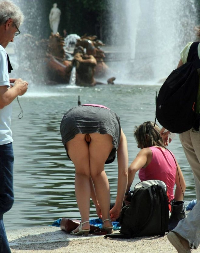 Девушки без трусиков на автошоу