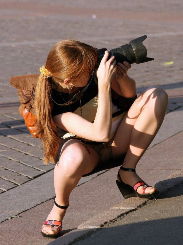 Засветила трусики под короткой юбкой