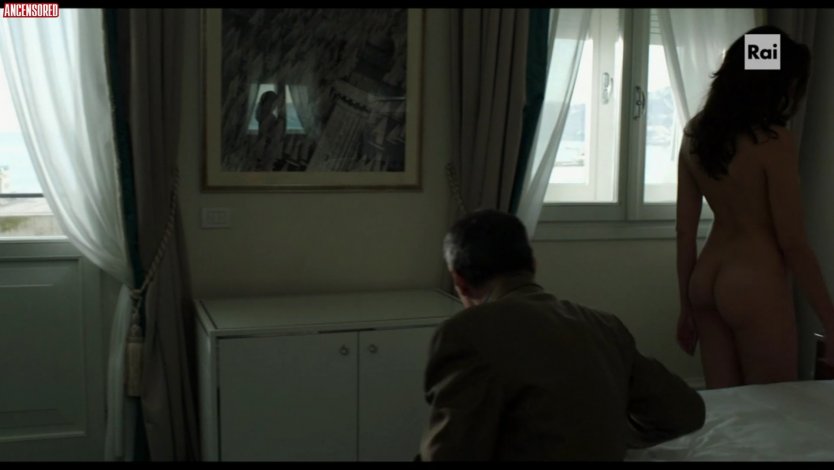 Мартина Брошар в ванне голая