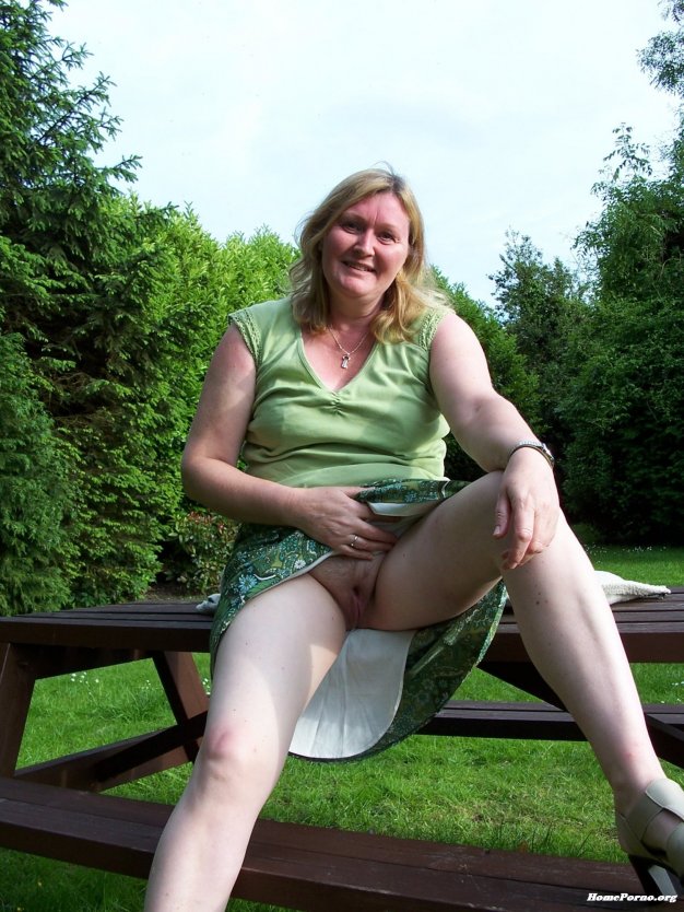 Зрелая засветила трусики